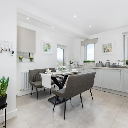 Tranquil House With Sea Views *