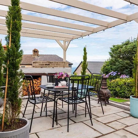 Tranquil House With Sea Views *